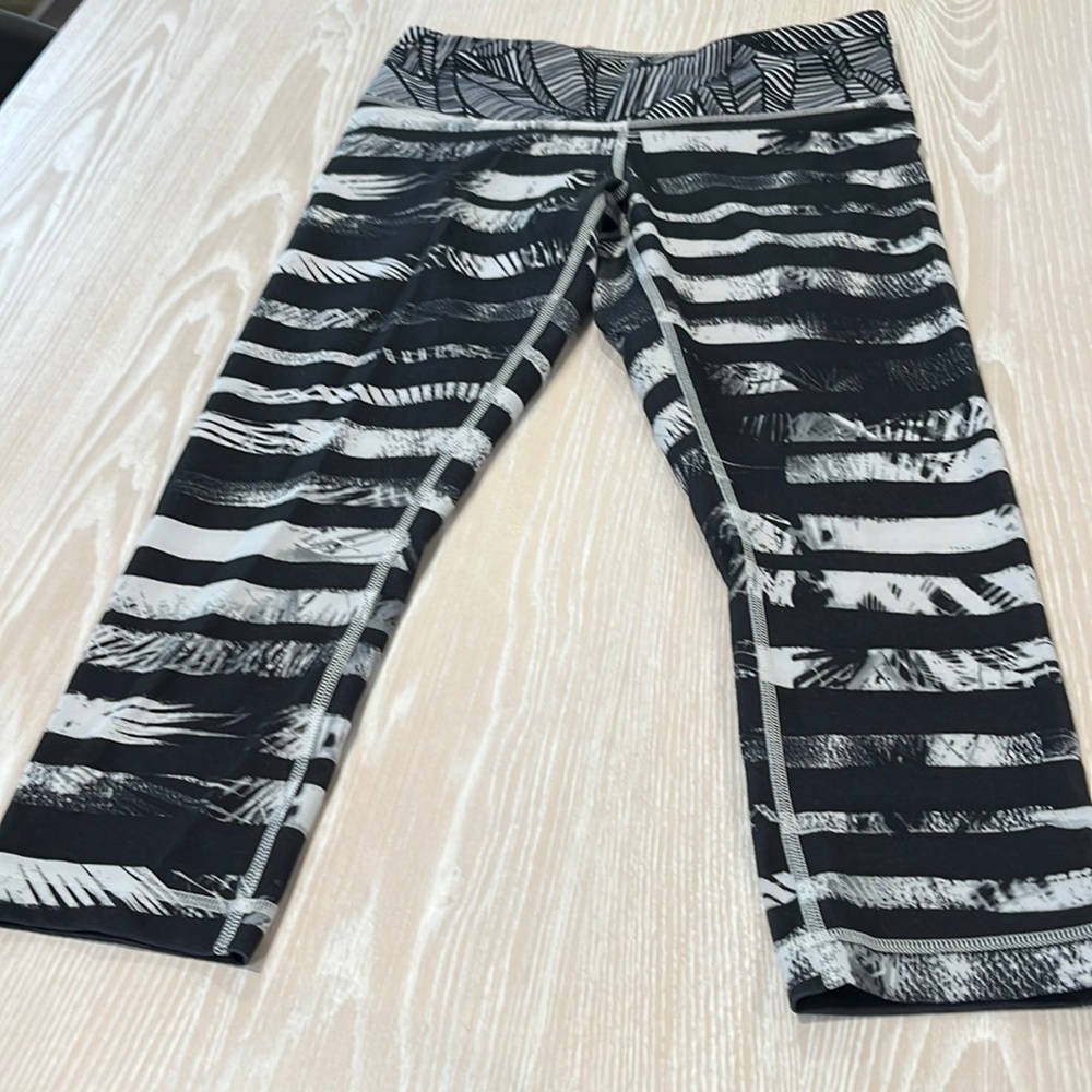 Lululemon black white pattern cropped leggings 8